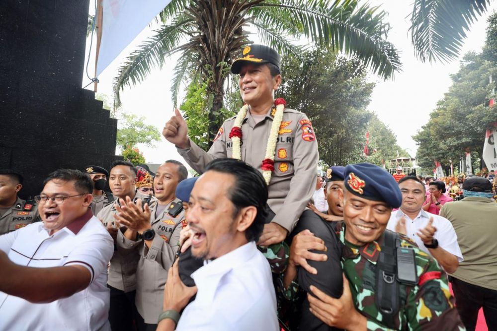 Kapolda Jatim Irjen Pol Dr Nico Afinta saat prosesi pelepasan diarak keluar Mapolda Jatim sebagai rasa bangga dari anggota Polda Jatim