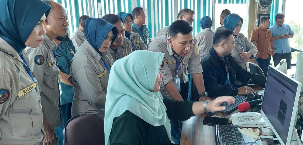 Siswa Pusdikbanmin saat di radio Suara Surabaya