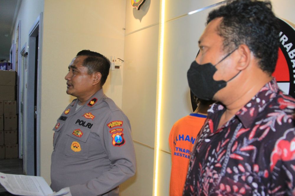 Satresnarkoba Polrestabes Surabaya amankan tersangka beserta barang buktinya