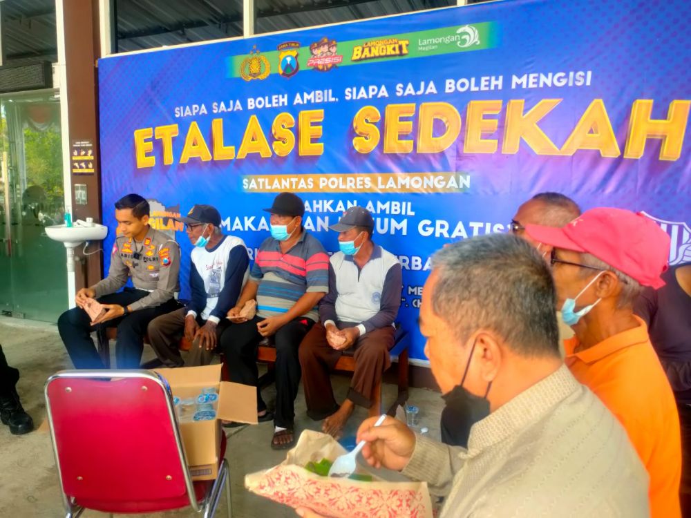 Satlantas Polres Lamongan bikin gebrakan etalase sedekah untuk masyarakat