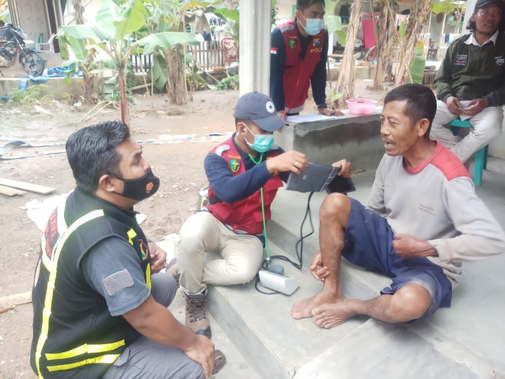 Polres Malang terjunkan Tim dokkes untuk masyarakat terdampak banjir di Sumbermanjing Wetan