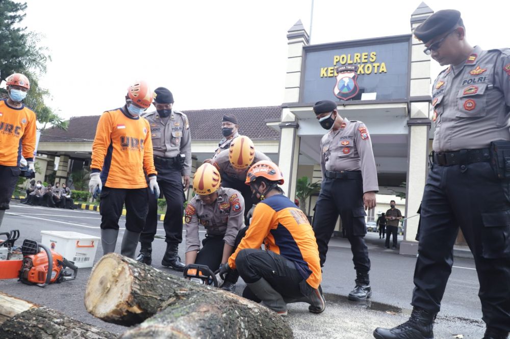 Personel Polres Kediri Kota latih kemampuan tanggap bencana di wilkum Polres Kediri Kota