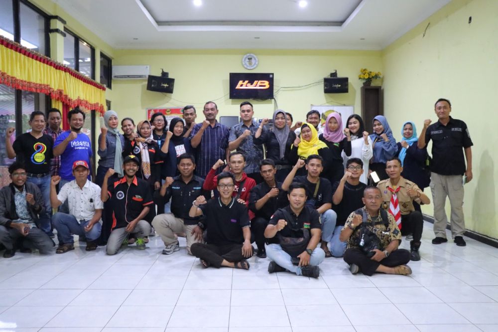 Humas Polres Gresik ngopi bareng netizen