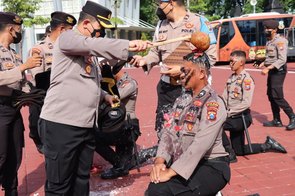 Kapolres Gresik AKBP Mochamad Nur Aziz saat lakukan tradisi penerimaan Baja Polri