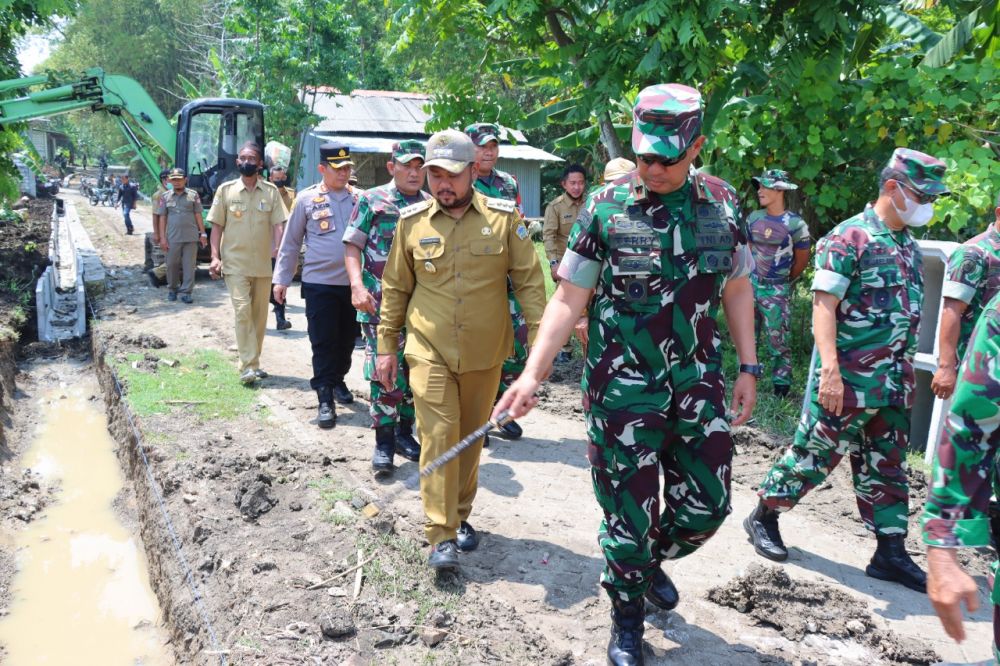 Kapolres Gresik support tim satgas TMMD di Mengare
