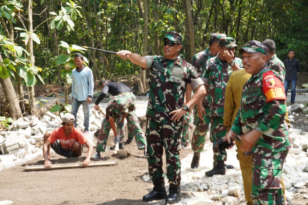 Komandan Korem 084/BJ Brigjen TNI Terry Tresna Purnama saat tinjau lokasi TMMD di Gresik
