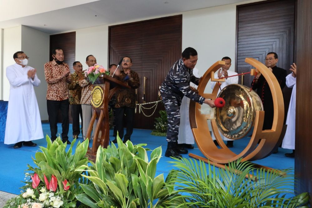 Kasal Laksamana TNI Yudo Margono saat memukul gong tanda peresmian gereja Santo Yosafat