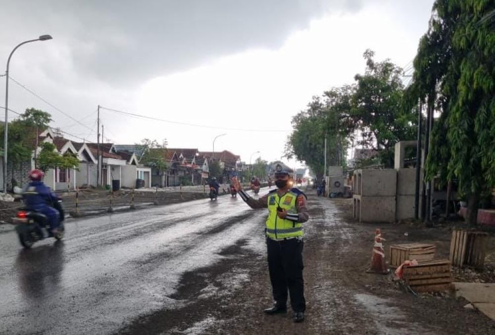 Petugas terus berjaga demi kelancaran lalu lintas di Duduksampeyan