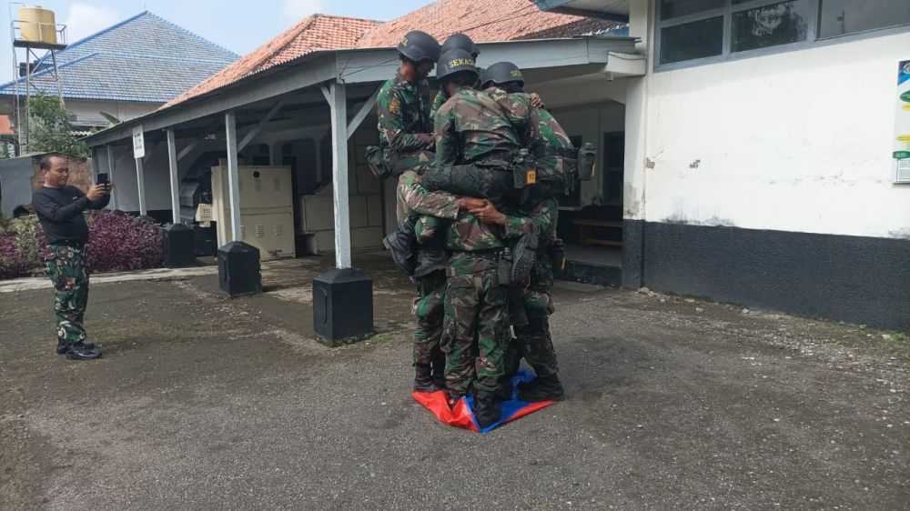 Siswa sekolah kapal selam Kodiklatal Lattek Team Work