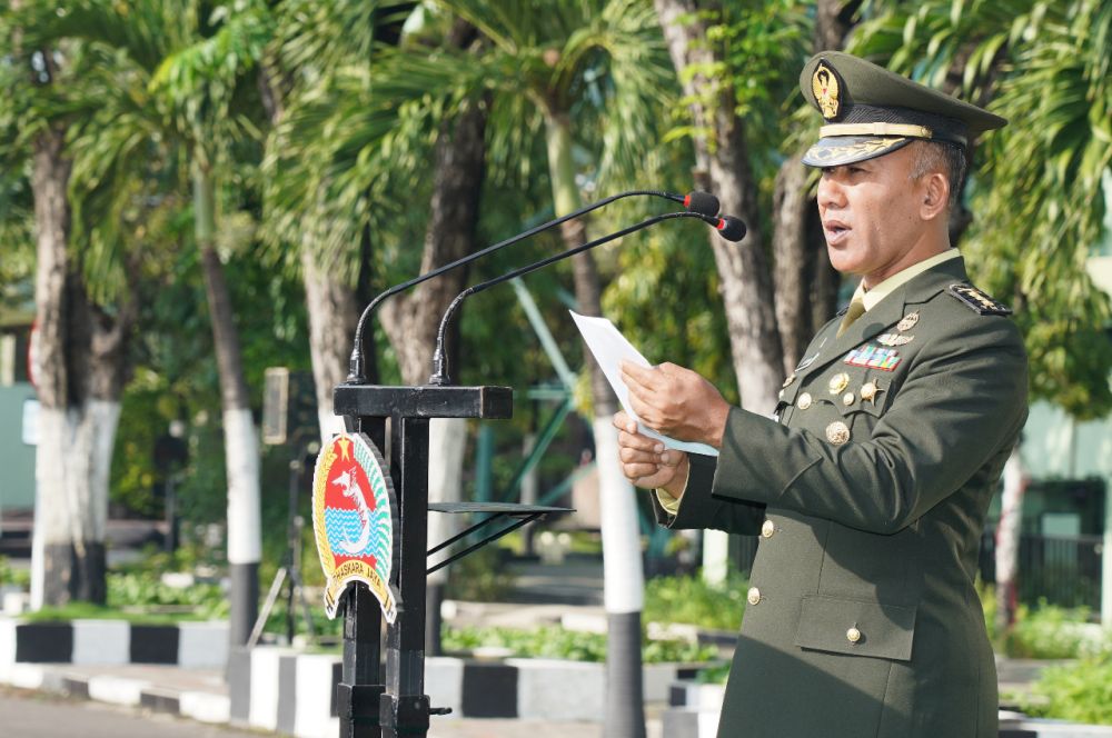 Kepala Staf Korem 084/BJ Kolonel Inf H. Sugiyono saat pimpin upacara