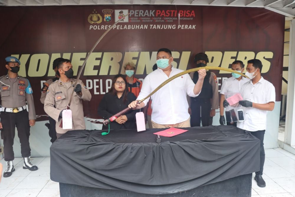Kasat Reskrim AKP Arief Ryzki Wicaksana saat menunjukkan barang buktinya dan amankan tersangka