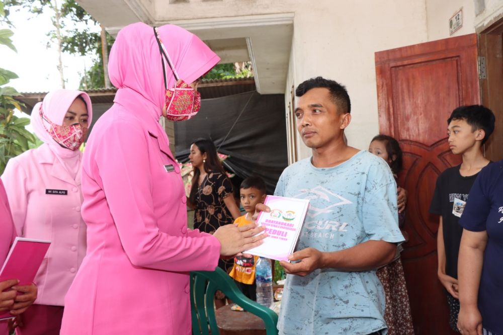 Bhayangkari peduli warga terdampak tanah longsor