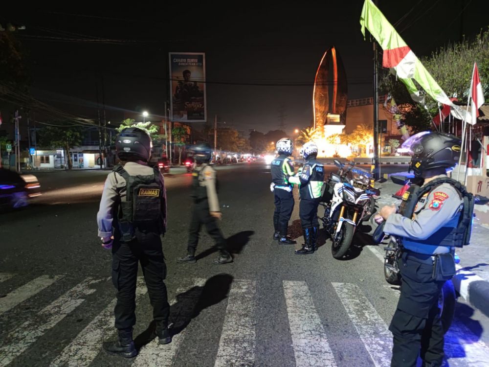 Puluhan Personil Polres Gresik Gelar Patroli Kamtibmas dan Balap Liar