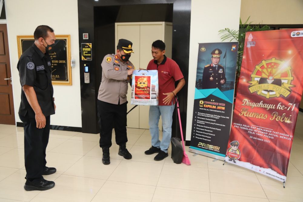 Kapolres Gresik AKBP Mochamad Nur Aziz saat memberikan paket sembako ke petugas kebersihan