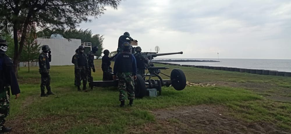 Sebanyak 116 Siswa Kodiklatal Lattek Menembak Meriam dan Demolisi di Paiton Probolinggo