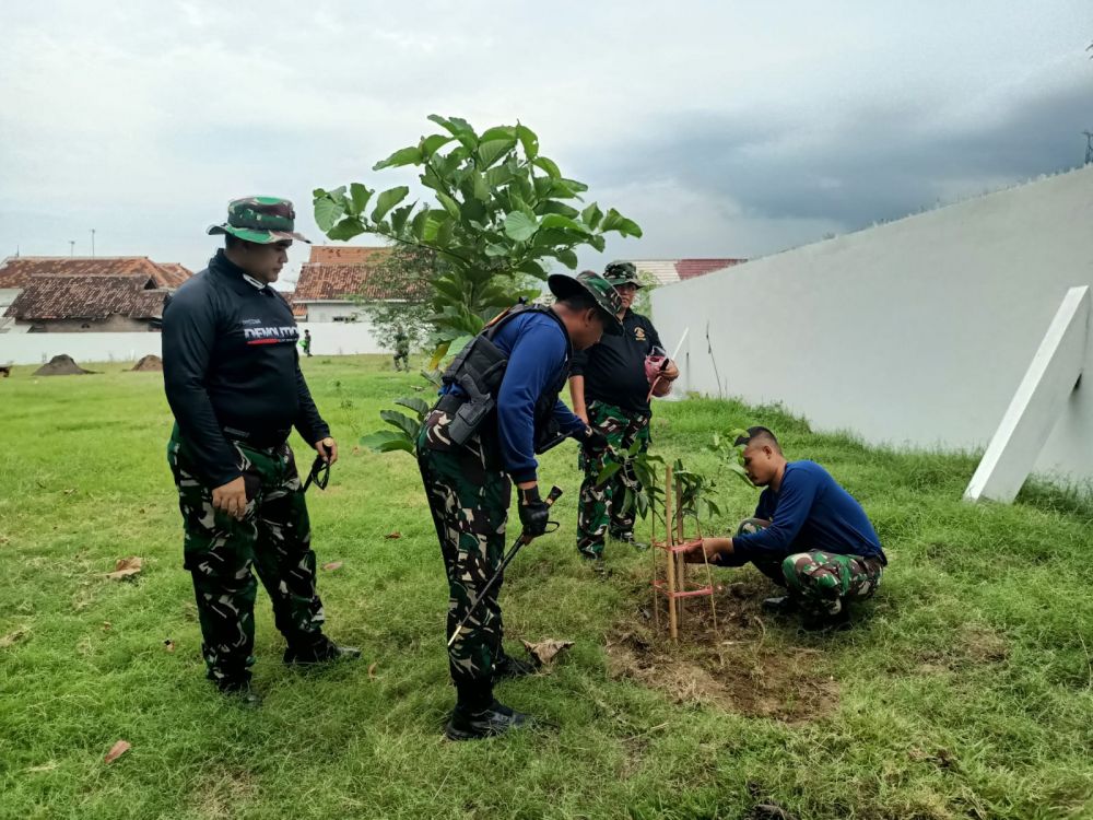 Prajurit TNI AL tanam pohon Kelengkeng dan Mangga