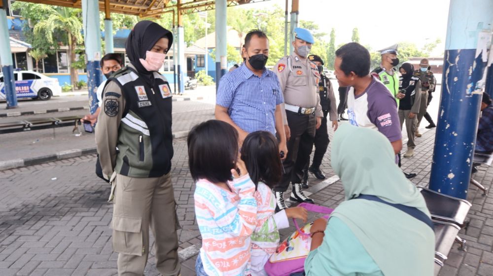 Kanit PPA Satreskrim Polres Gresik edukasi dan berbagi masker di terminal bunder Gresik