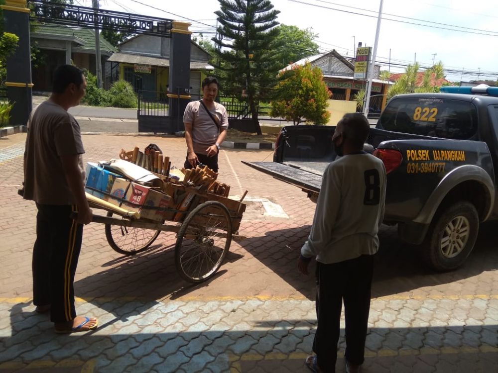 Polisi Gresik yang peduli pedagang asongan