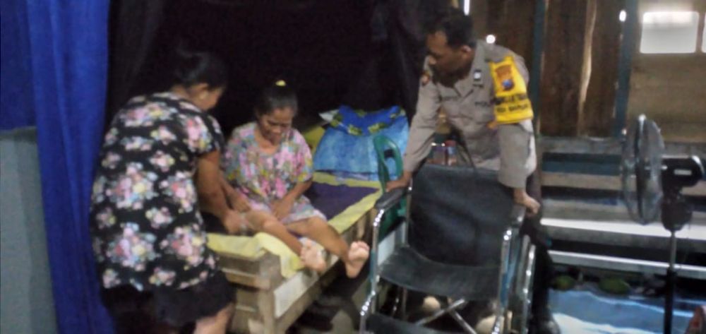 Bhabinkamtibmas Polsek Purwosari Peduli Warga Binaan, Salurkan Bantuan Kursi Roda