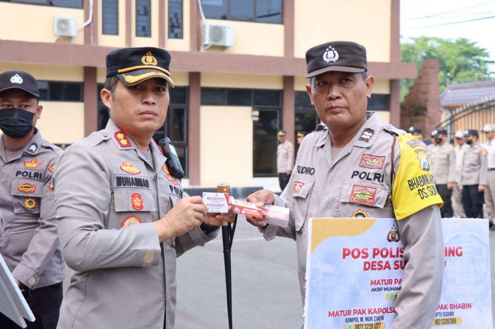 Kapolres Bojonegoro AKBP Muhammad menunjukkan aplikasi peduli masyarakat melalui WA lapor Pak Kapolres