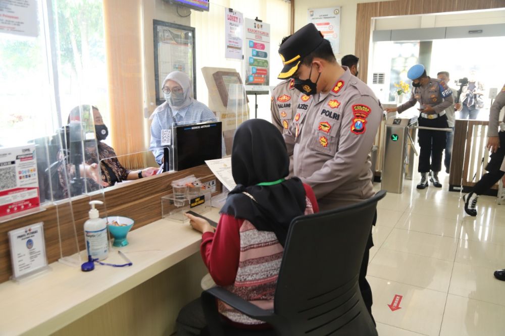 Kapolres Gresik AKBP Mochamad Nur Aziz saat tinjau pelayanan masyarakat