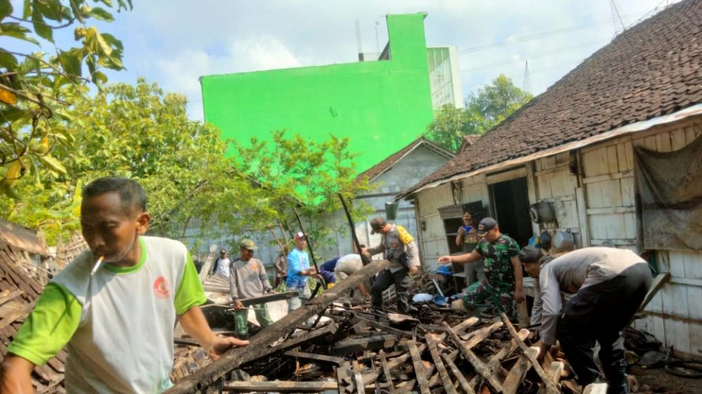 Polres Bojonegoro bersama warga dan TNI kerja bakti bersihkan reruntuhan rumah yang roboh