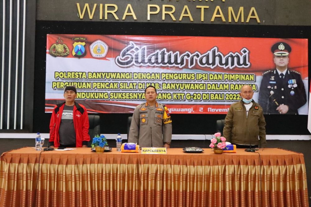 Kapolresta Banyuwangi Kombespol Deddy Foury Milewa bersama para pendekar untuk pengamanan event Internasional G20