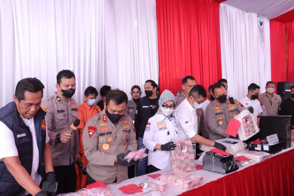 Tersangka diamankan Polisi beserta barang buktinya