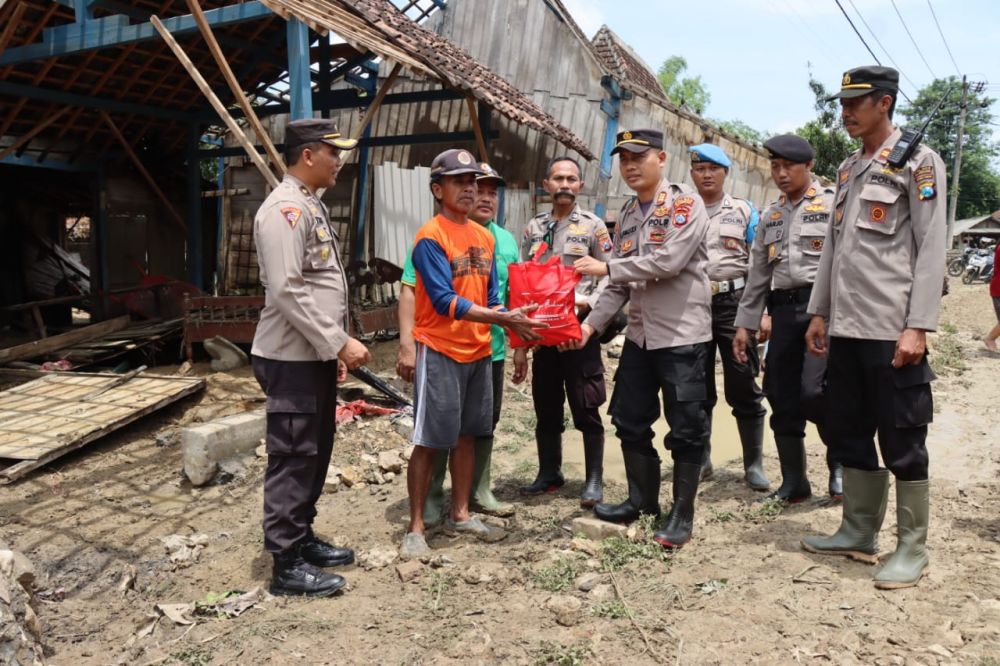 Polres Bojonegoro beri bantuan warga terdampak banjir