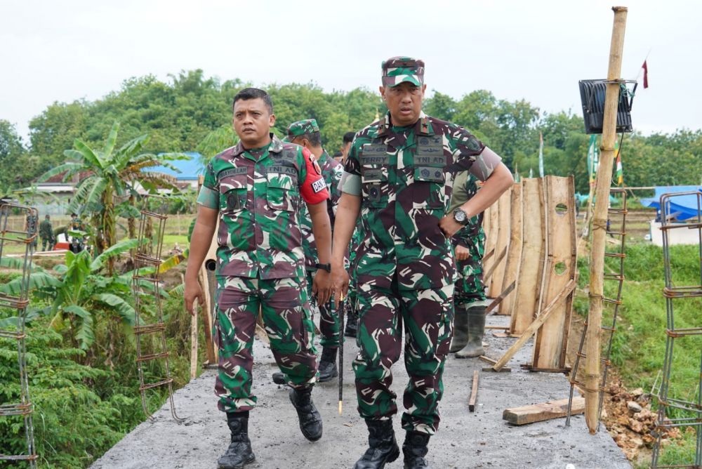 Danrem 084/BJ Brigjen TNI Terry Tresna Purnama saat tinjau lokasi TMMD