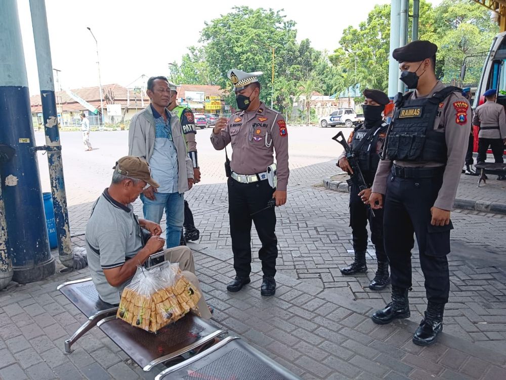 Personil Polres Gresik lakukan sapa warga di terminal Bunder