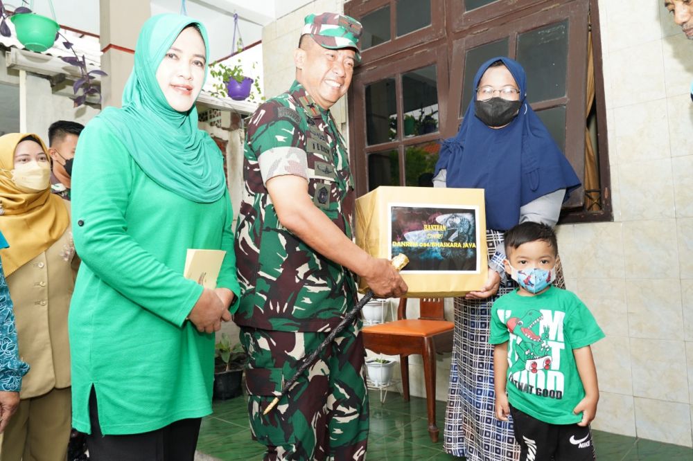 Danrem 084/BJ Brigjen TNI Terry Tresna Purnama saat memberikan tali asih