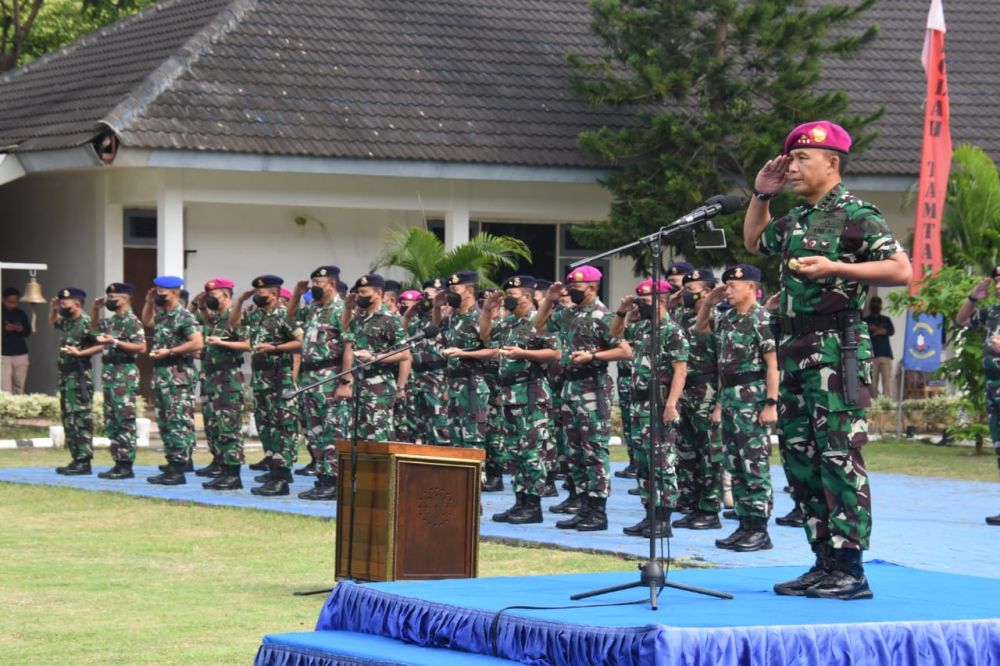 Dankodiklatal Letjen TNI Marinir Suhartono saat pimpin upacara