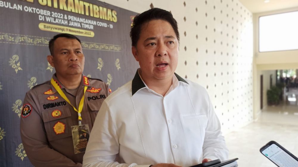 Dirreskrimsus Polda Jatim Kombespol Farman didampingi Kabid Humas Polda Jatim Kombespol Dirmanto saat memberikan keterangan