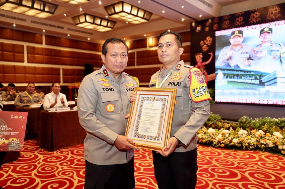Kapolres Bojonegoro AKBP Muhammad saat menerima penghargaan dari Kapolda Jatim Irjen Pol Dr. Toni Harmanto