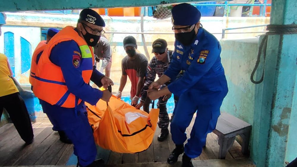 Satpolairud Polres Probolinggo evakuasi jenazah ABK