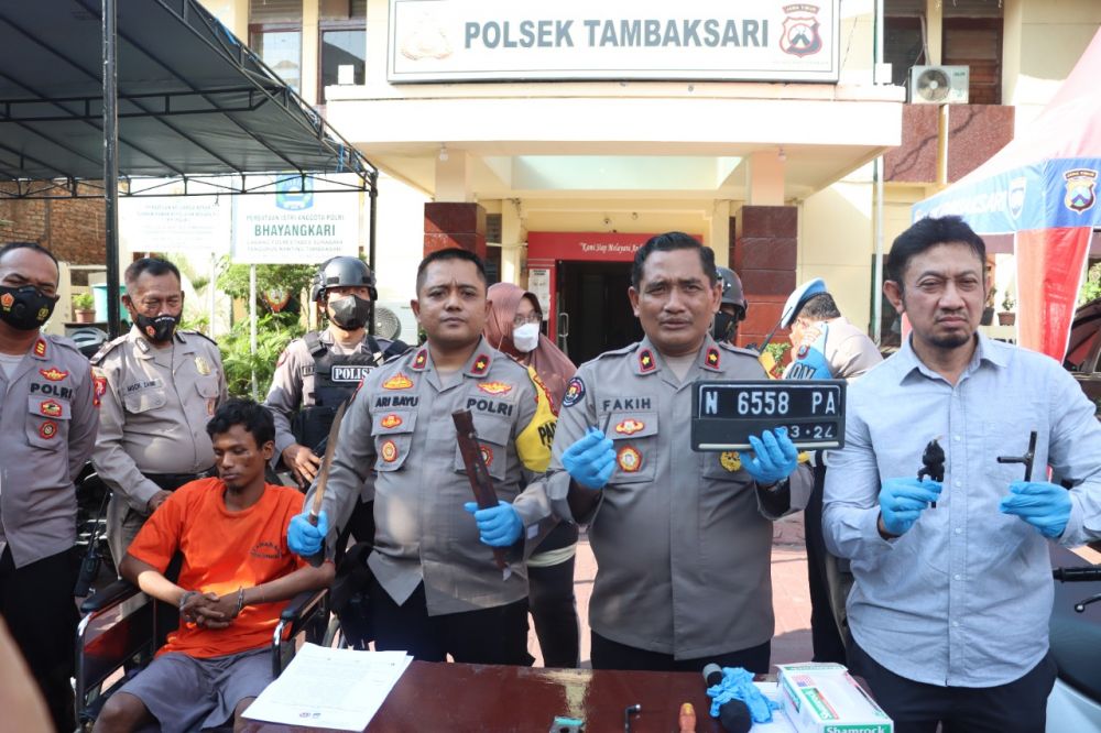 Polsek Tambaksari amankan tersangka beserta barang buktinya