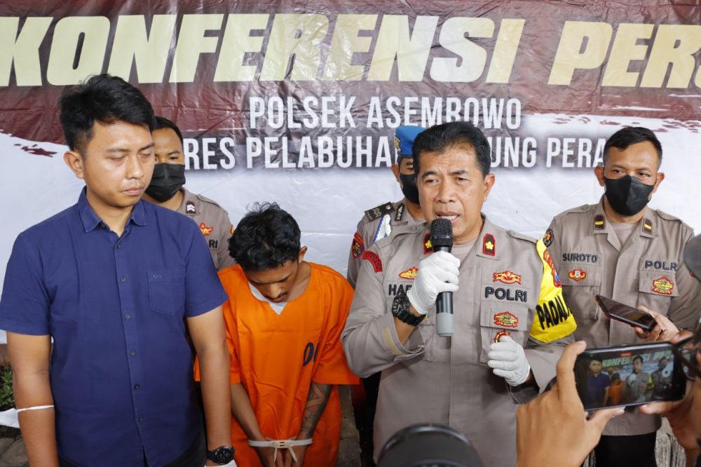 Polsek Asemrowo amankan tersangka beserta barang buktinya (Kapolsek Asemrowo Kompol Hari Kurniawan)