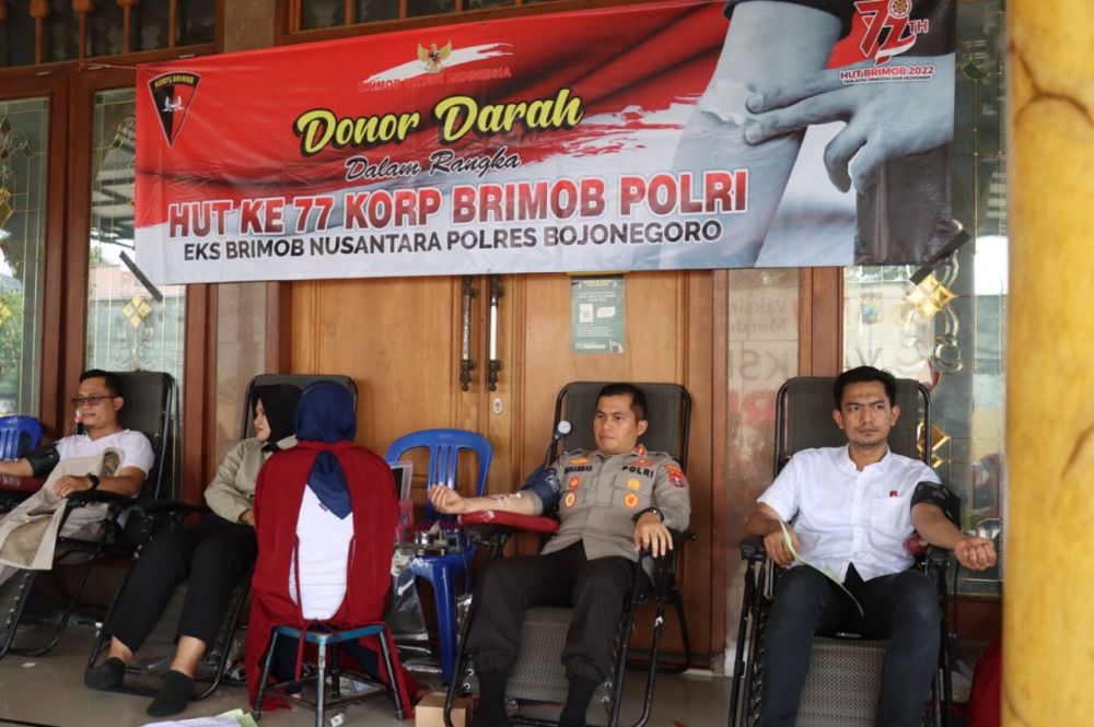 Kapolres Bojonegoro AKBP Muhammad saat mengikuti bakti kesehatan donor darah
