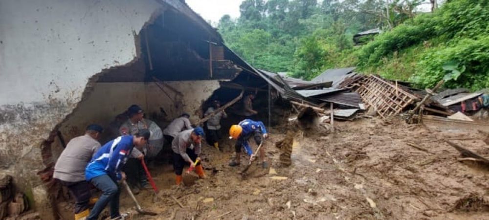Brimob Polda Jatim bantu evakuasi korban longsor