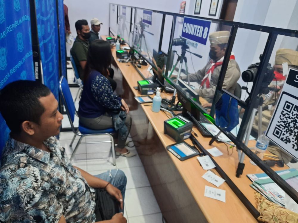 Polisi Jember Layani Masyarakat Berkostum Pejuang di Hari Pahlawan