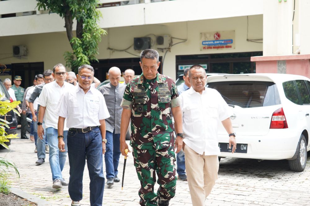 Danrem 084/BJ Brigjen TNI Terry Tresna Purnama lakukan kunjungan ke kantor PWI Jatim