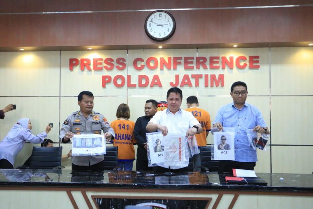 Ditreskrimsus Polda Jatim amankan tersangka kebaya merah