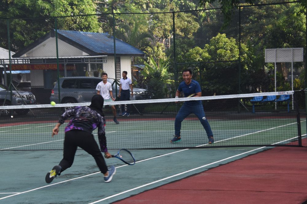Dankodiklatal Letjen TNI Marinir Suhartono saat olahraga tenis