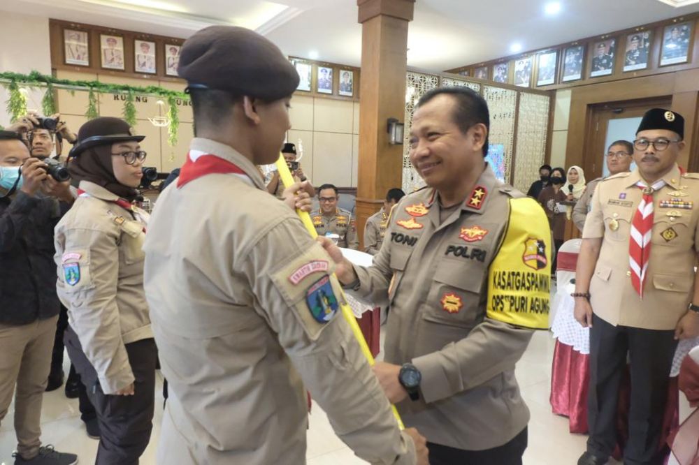Kapolda Jatim Irjen Pol Dr. Toni Harmanto saat melepas kontingen Pramuka
