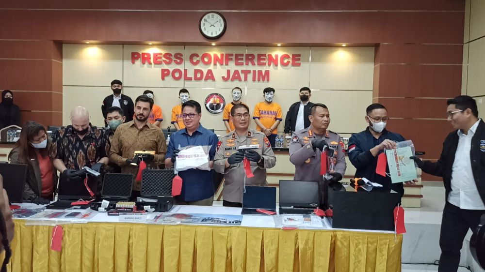 Ditreskrimsus Polda Jatim amankan tersangka beserta barang buktinya