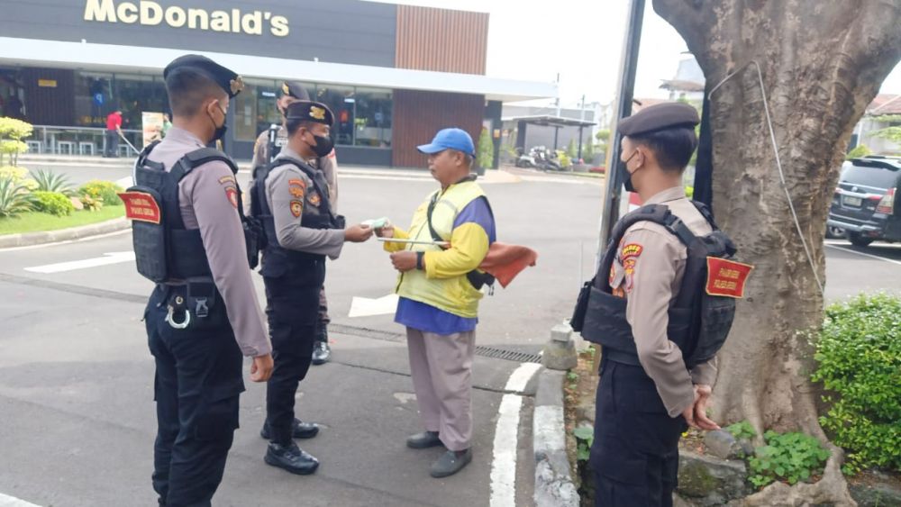 Satsamapta Polres Gresik lakukan Pamor Keris di bundaran GKB dan bagi masker