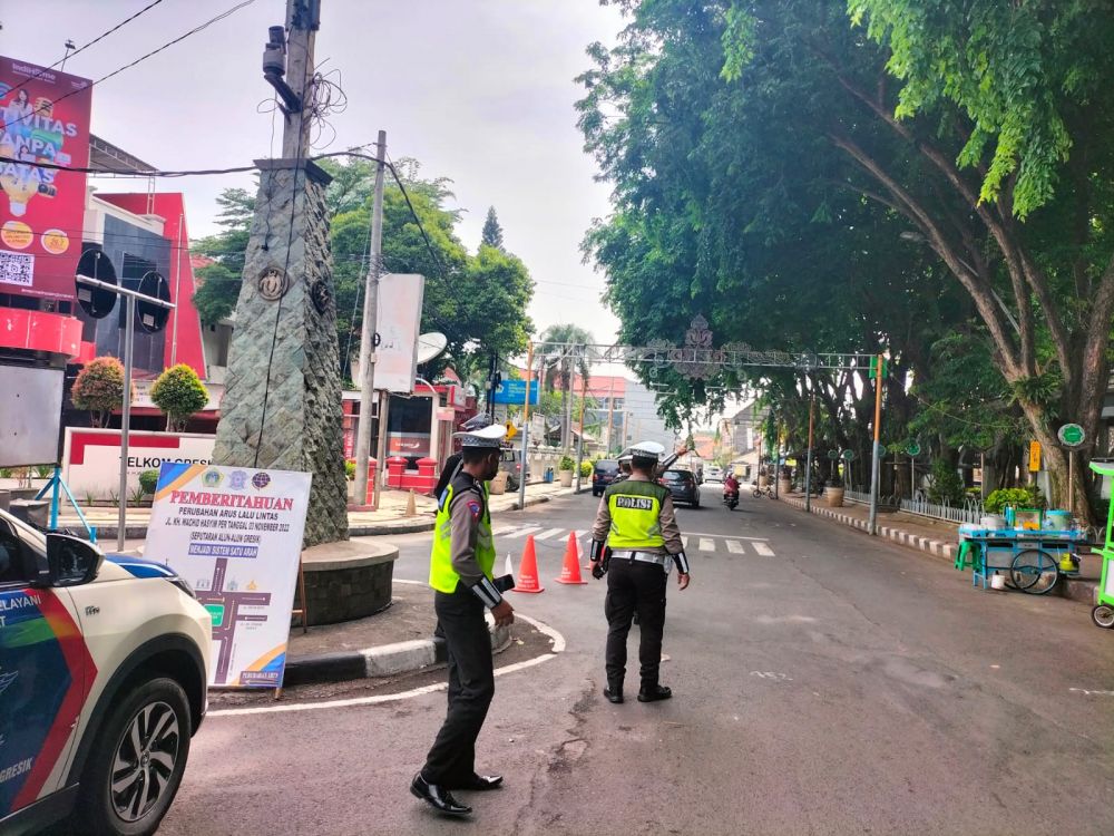 Satlantas Polres Gresik lakukan sosialisasi perubahan arus di alun-alun Kota Gresik