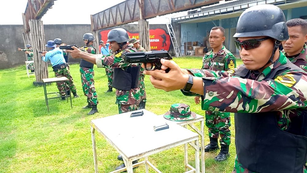 Siswa Diktukba asah kemampuan menembak pistol dan senjata Laras panjang