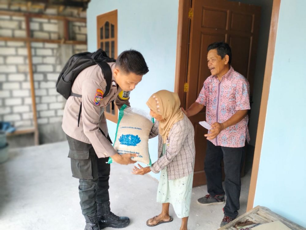 Polres Lamongan berbagi paket sembako ke warga